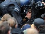 Ein Demonstrant wird auf dem Römerberg in Frankfurt am Main durch Polizeibeamte abgeführt. Foto: Arne Dedert