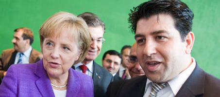 CDU-Vorzeigemoslem Badr Mohammed (r.) mit Bundeskanzlerin Merkel.