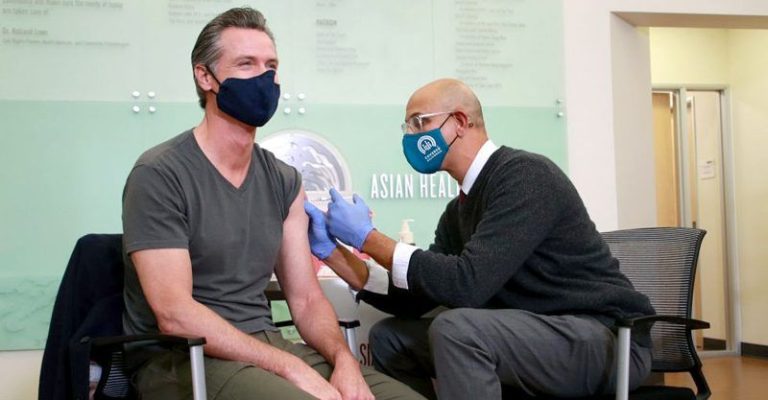 Kalifornischer Gouverneur Gavin Newsom durch Moderna-Booster-Impfung